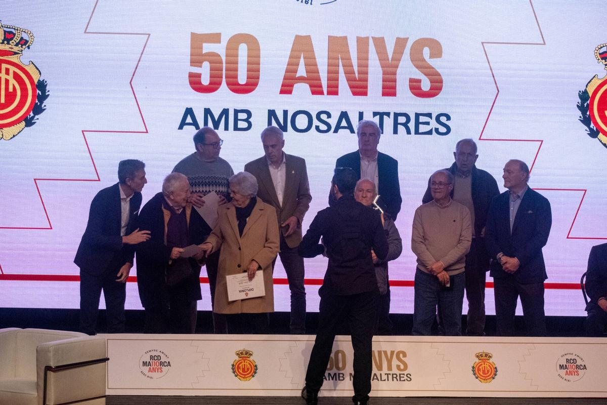 Sentido homenaje a los abonados del Mallorca con más de medio siglo de fidelidad.