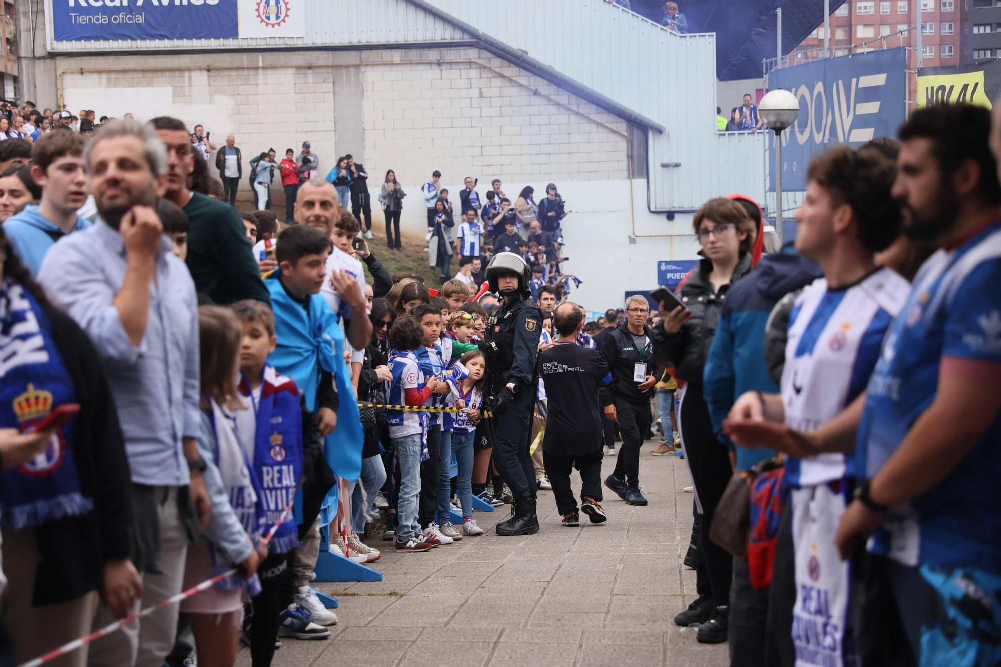EN IMÁGENES: Avilés se tiñe de blanquiazul para la final por el ascenso ante el Rayo Majadahonda