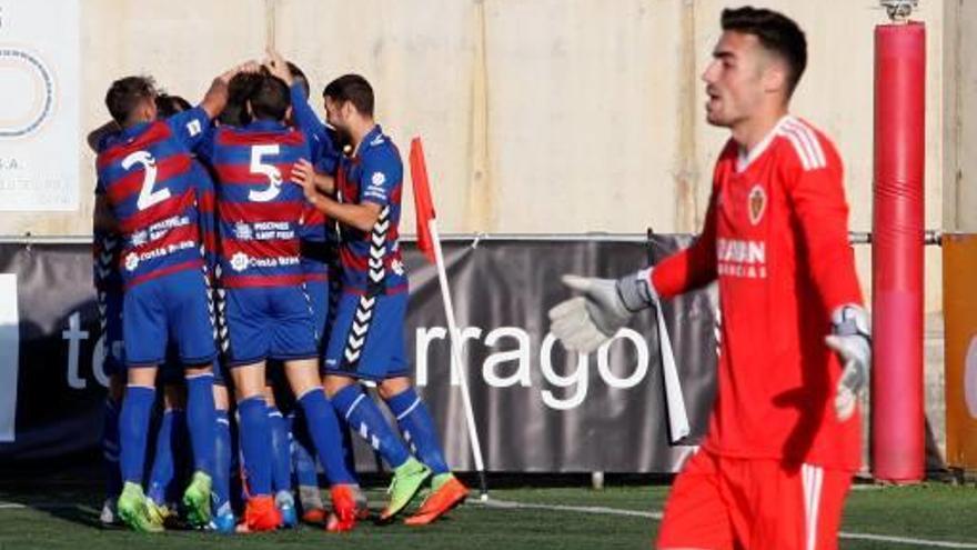 Els jugadors del Llagostera, al fons, fan pinya després d&#039;un gol d&#039;aquesta temporada.