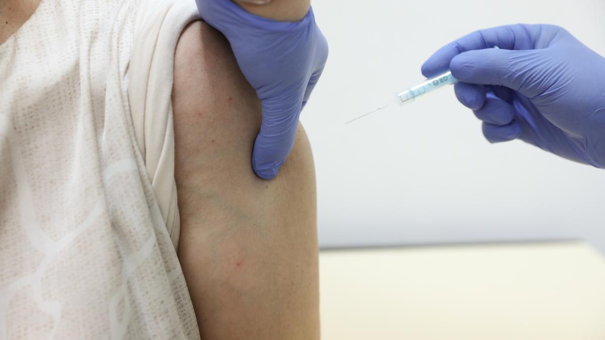 Una persona recibe una vacuna contra el Covid.
