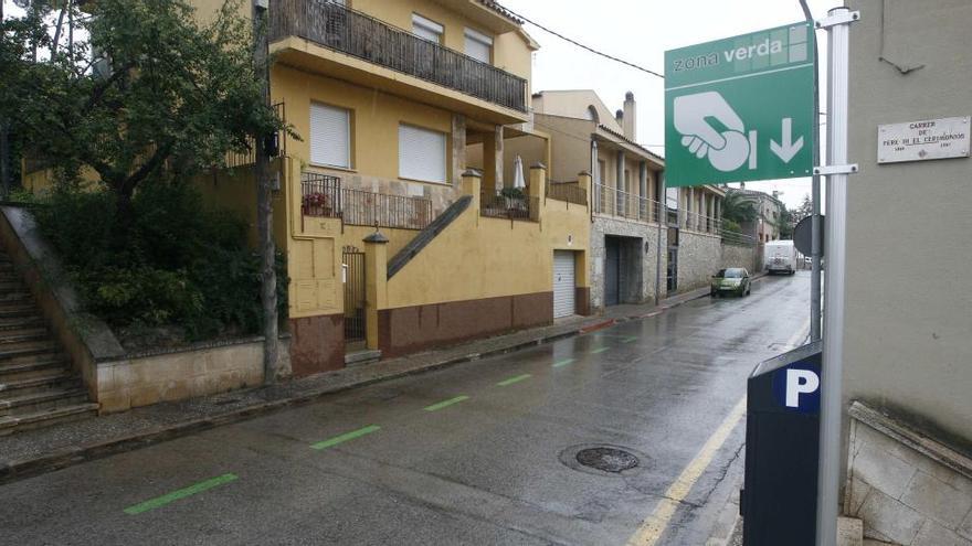 Un carrer de les Pedreres amb àrea verda d&#039;aparcament, sense cap cotxe