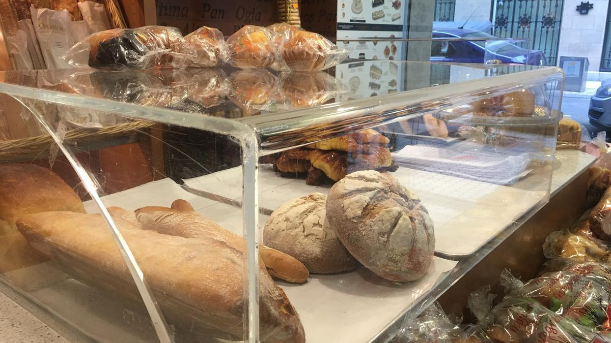 Archivo - Productos de panadería en un establecimiento de San Sebastián