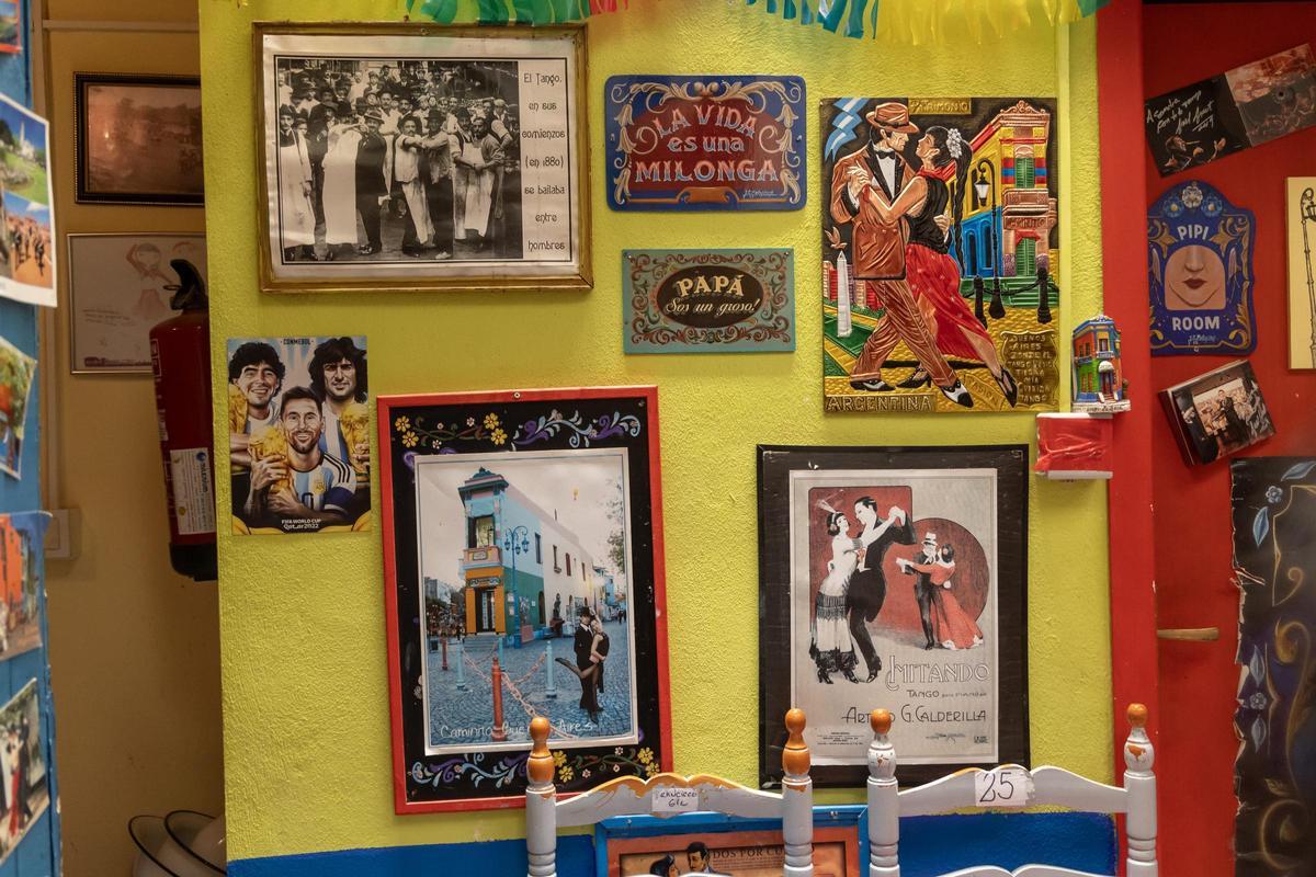 Algunos de los objetos y regalos que adornan el local