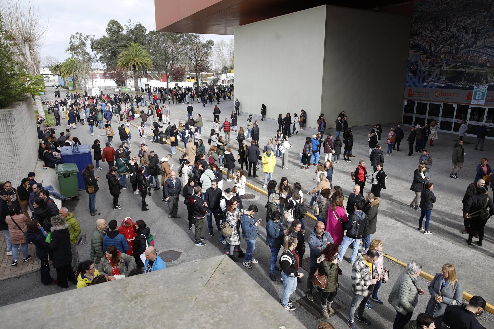 Miles de personas participan en la macrooposición de la sanidad pública asturiana.