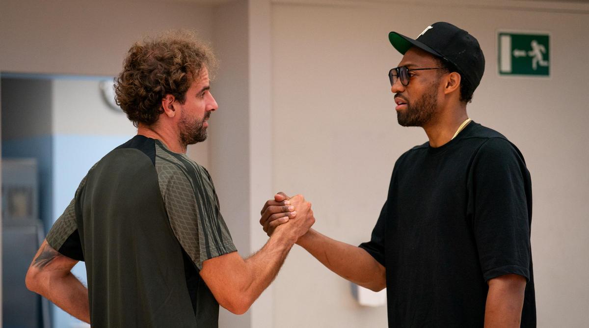 Jabari Parker saluda al técnico, Roger Grimau, a su llegada a Barcelona