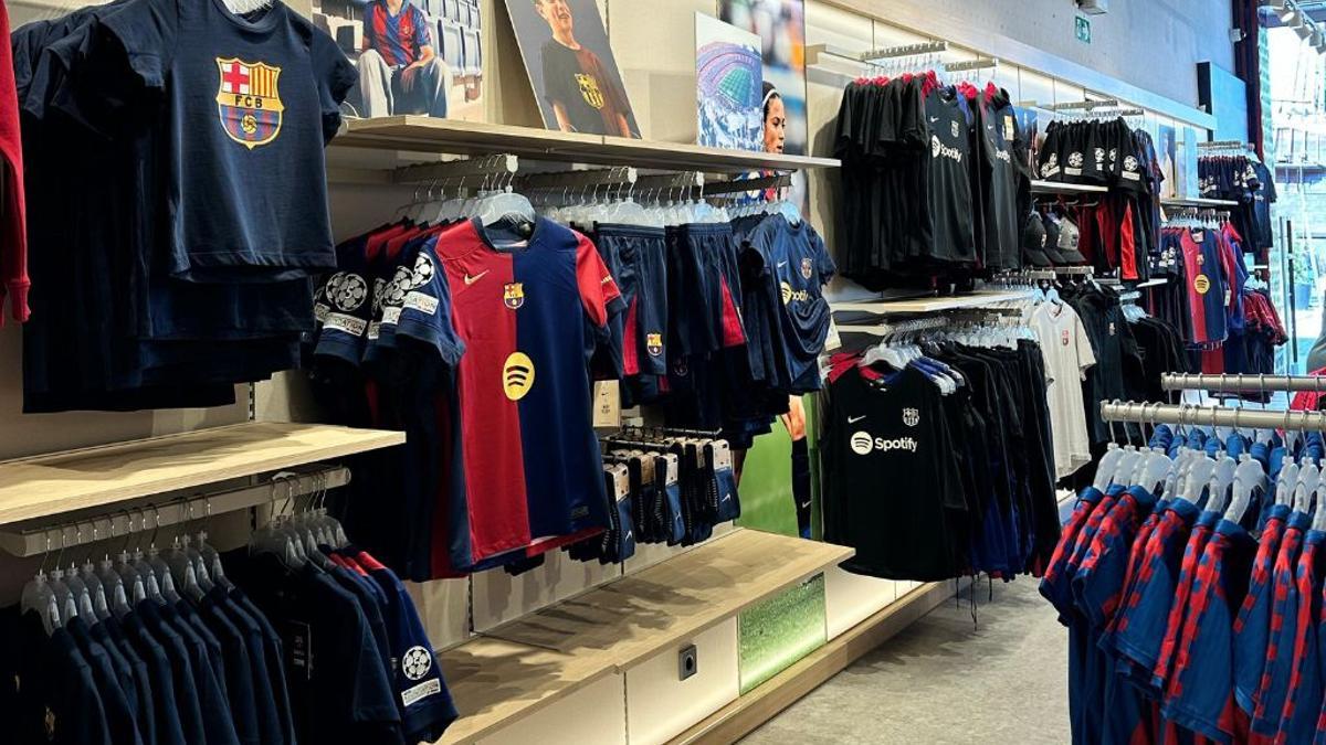 Interior de la tienda blaugrana en Málaga.