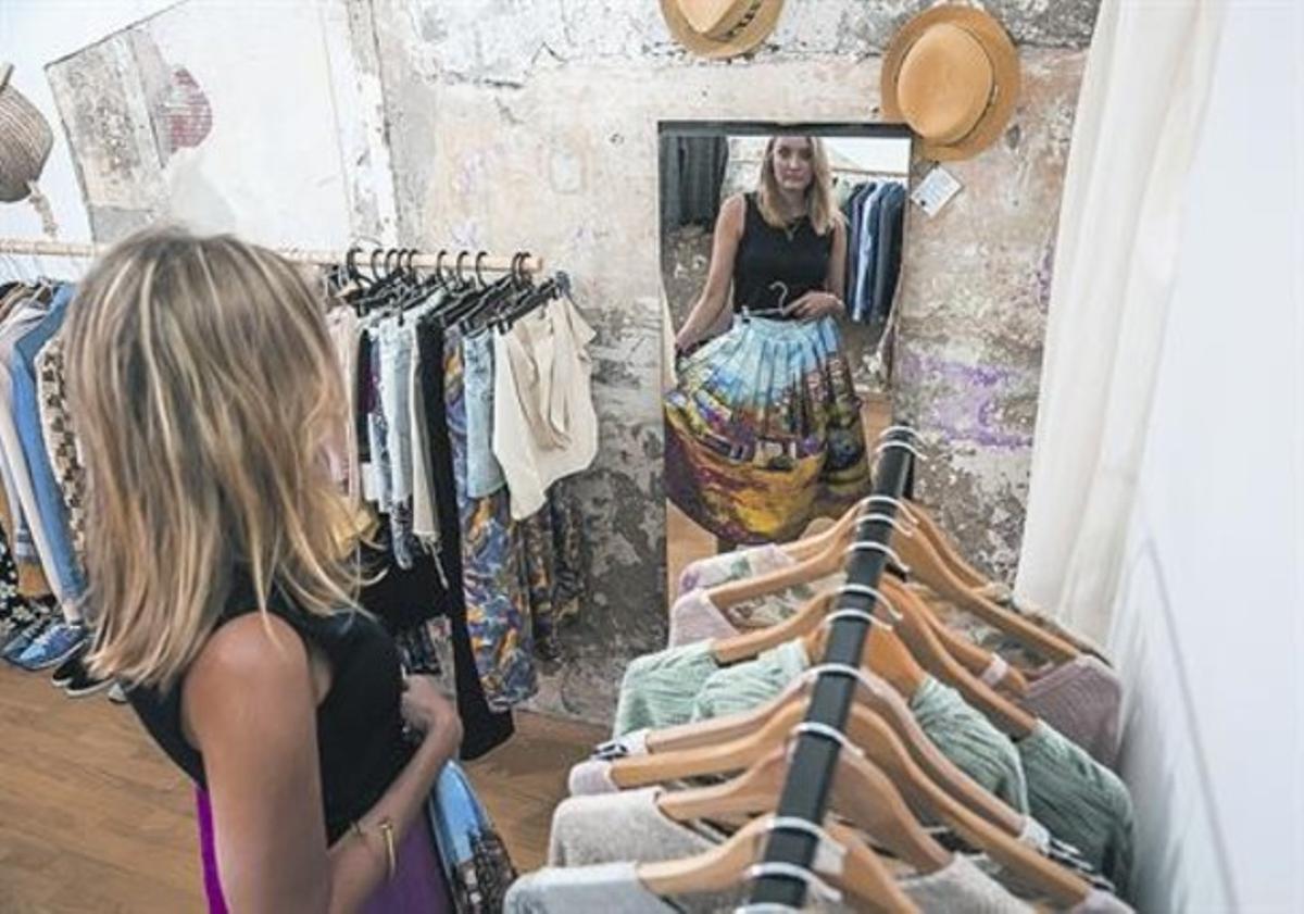 Roba de festa 8 Vera, clienta habitual, emprovant-se una de les peces més sol·licitades.