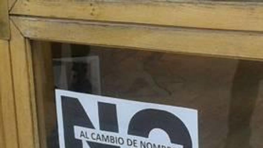 Varios de los carteles contra el cambio de nombre que se exhiben en edificios de Calvo Sotelo.