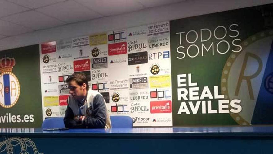 Pantiga, en la remodelada sala de prensa durante su comparecencia ante los medios tras el partido con el Tineo.