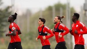 Batista Mendy, Juanlu, Gudelj y Akor Adams en el entrenamiento del Sevilla FC de este martes