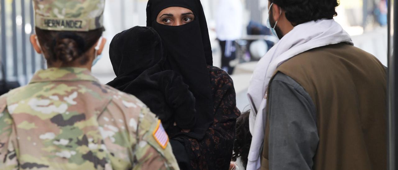 Una mujer afgana llega al aeropuerto internacional de Dulles (Virginia) procedente de Kabul.