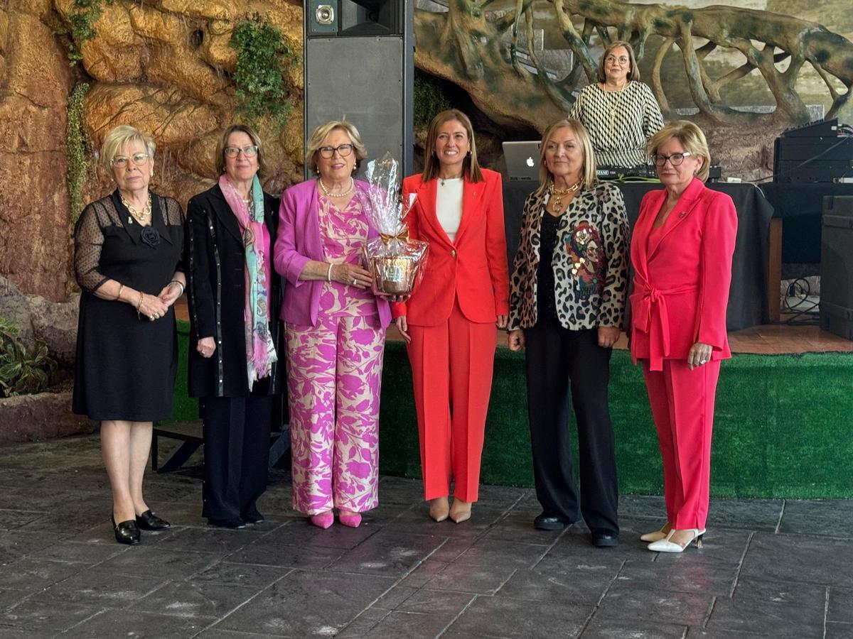 La alcaldesa, María Tormo, ha hecho entrega de la caldera honorífica a la asociación.