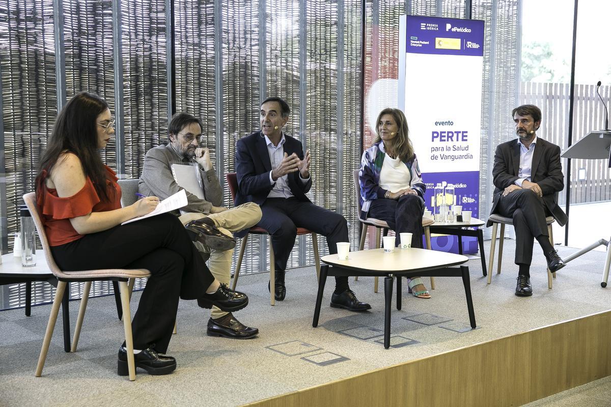 De izquierda a derecha, Valentina Raffio (periodista de El Periódico), Mariano Carballo (director del Gabinete Técnico de la Secretaría General de Formación Profesional del Ministerio de Educación y Formación Profesional), Ana Polanco (presidenta de AseBio (Asociación Española de Bioempresas) y Head of Operations Europe en Merck) y Juan Yermo (director general de Farmaindustria). 