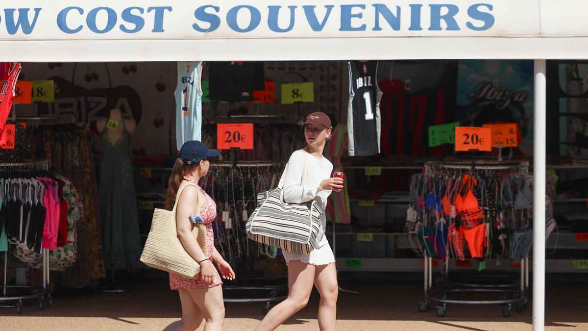 Turistas comprando en suvenirs en Ibiza.