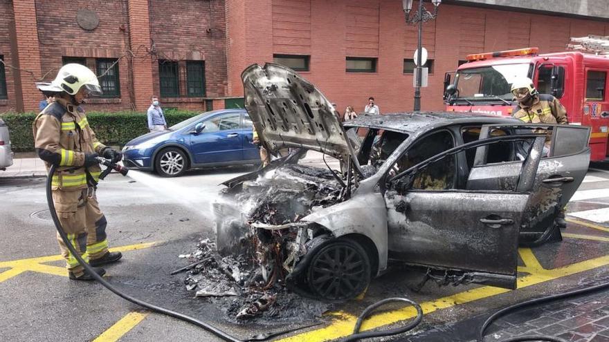 Susto en el centro de Oviedo al arder un coche en marcha