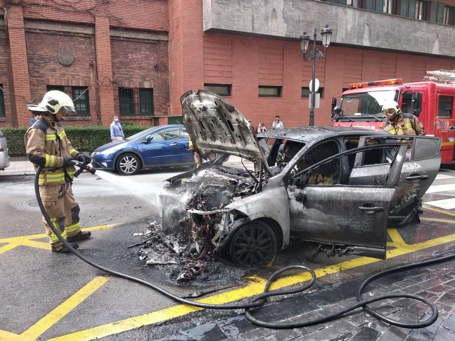 Susto en el centro de Oviedo al arder un coche en marcha.