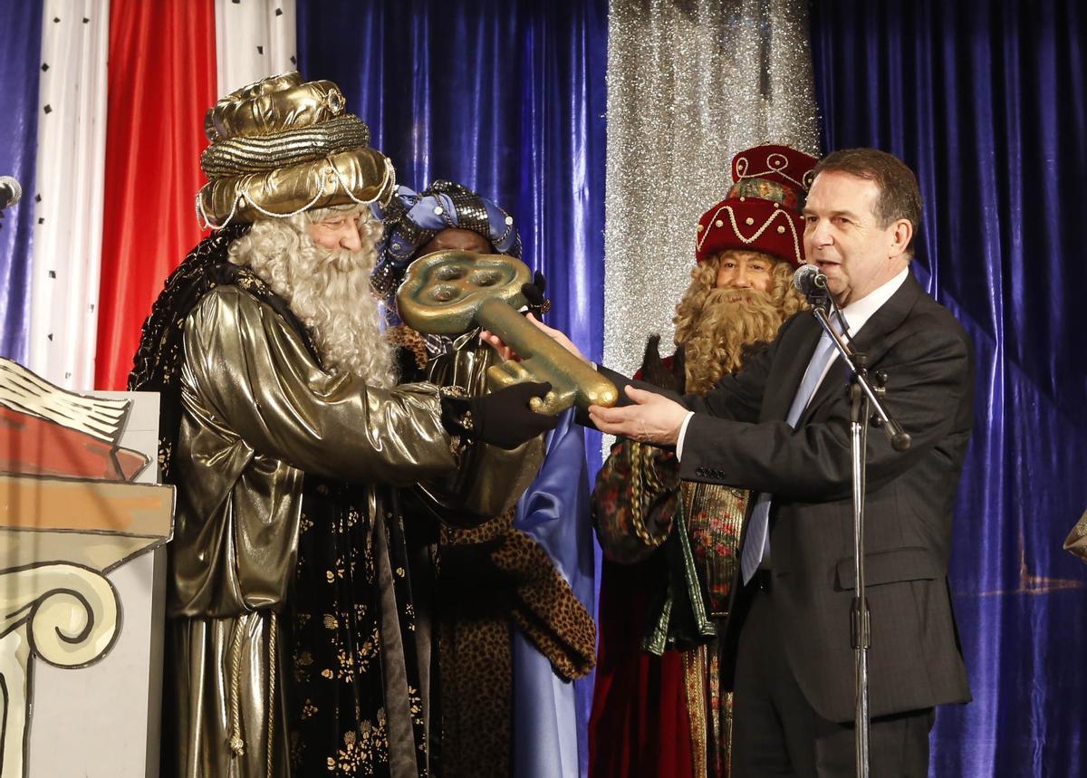 Entrega llaves de la ciudad al Rey Melchor en las Navidades de 2017.
