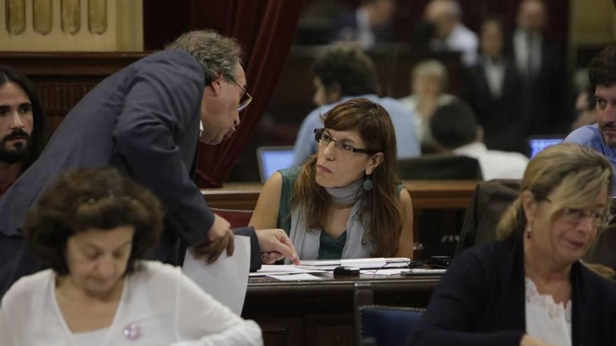 Martí March hablando con Laura Camargo, diputada que lo interpeló sobre el fracaso escolar.