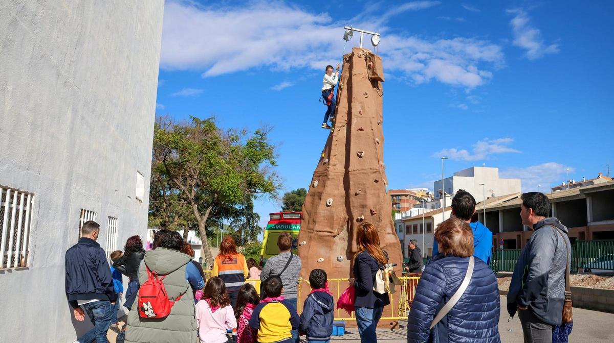 Las actividades infantiles han atraído a decenas de vecinos durante la jornada.