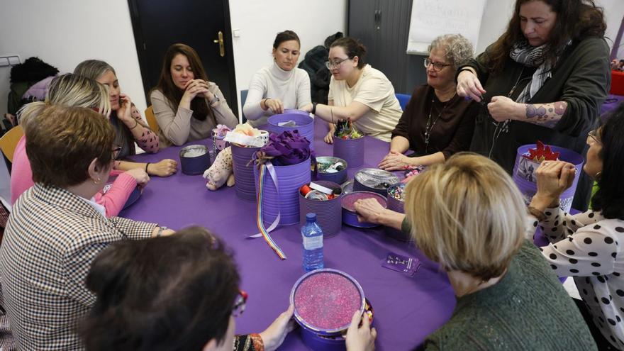 Arriba, el taller de diademas, en la Casa delas Mujeres. Abajo, la concentración en la plaza de España. | MIKI LÓPEZ