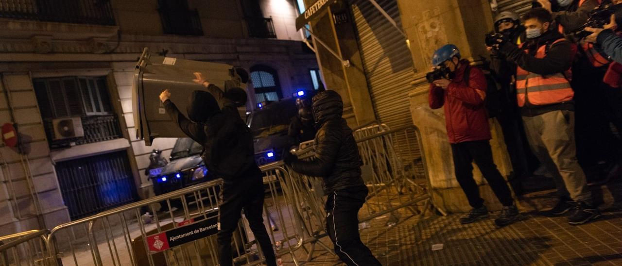 Nueva jornada de protestas por el rapero Pablo Hasél, con ocho detenidos en Barcelona e incidentes en Bilbao