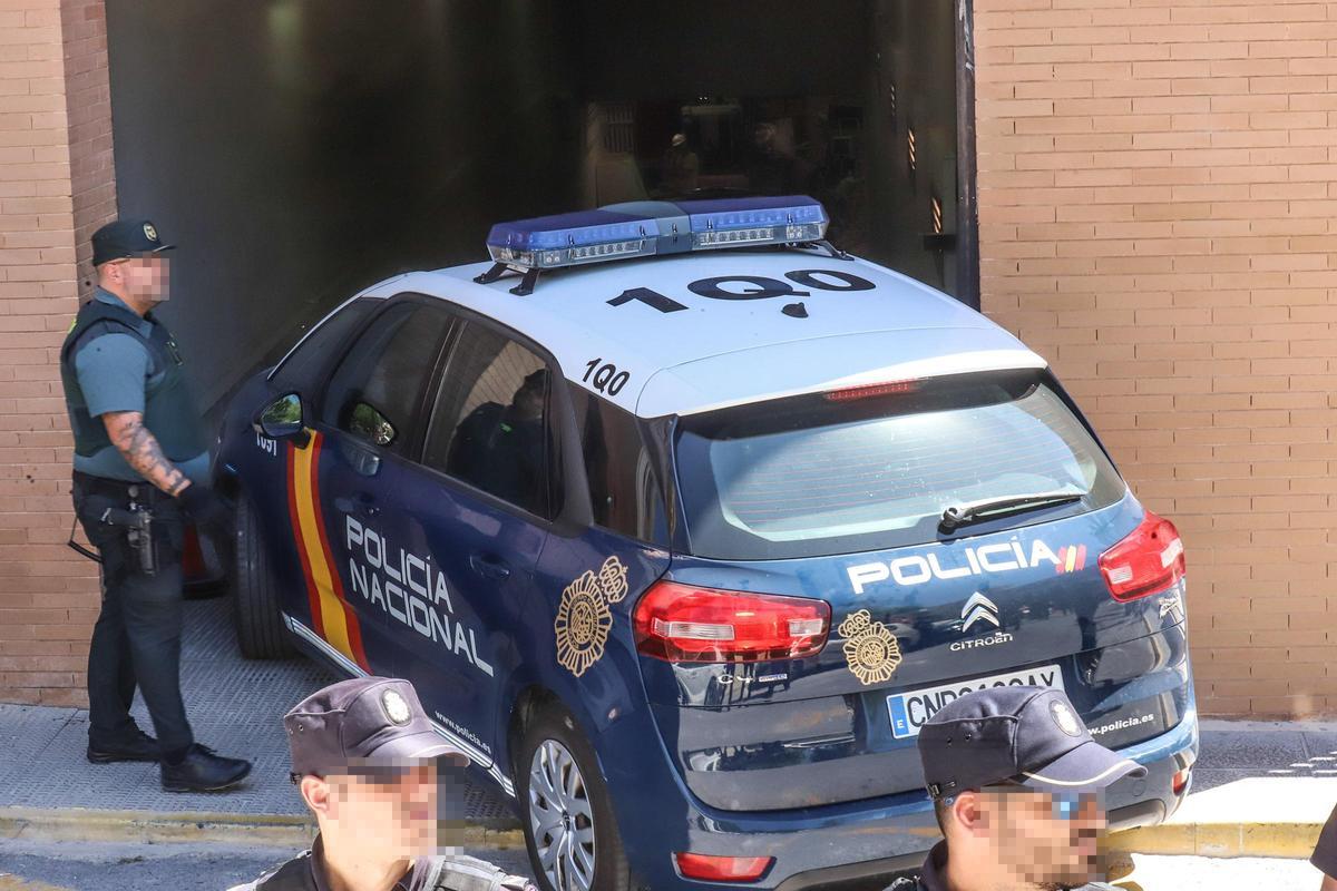 El estrecho acceso de los vehículos policiales a los calabzos de los juzgados de Orihuela