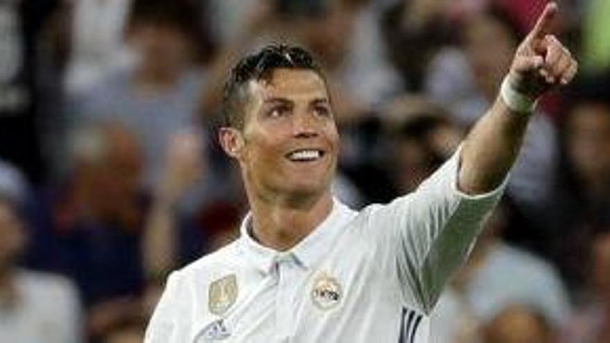 Cristiano Ronaldo celebra un dels tres gols que va marcar anit