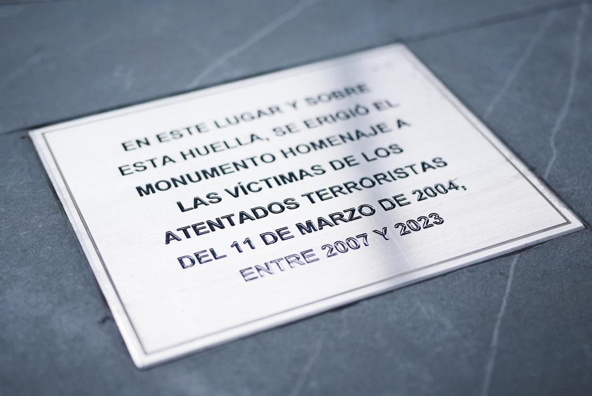 Nueva placa en recuerdo al antiguo homenaje del 11M en Atocha.