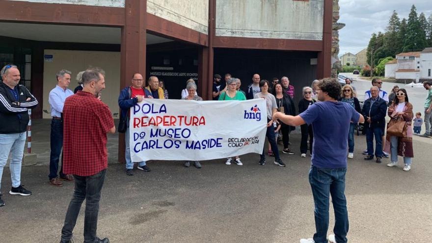Participantes en la protesta, ayer a la entrada del Museo Carlos Maside.