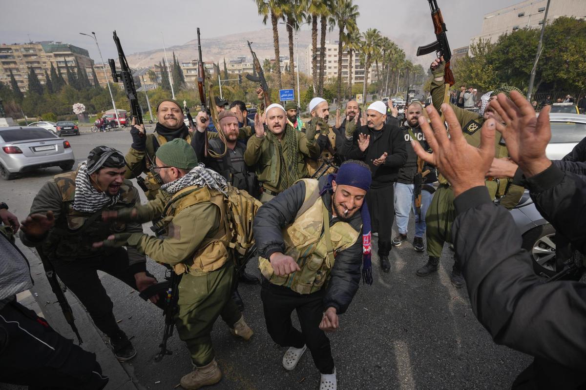 Los combatientes rebeldes celebran en Damasco la caída del régimen, Siria.