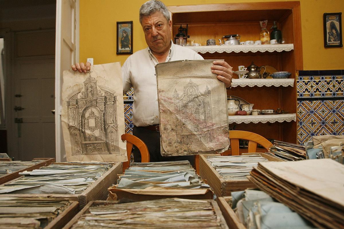 Federico Castellón, en 2010 con los dibujos rescatados de Cristóbal Velasco.