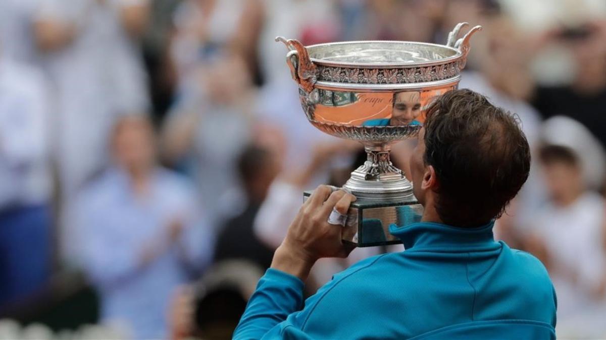 Nadal levanta la Copa de los Mosqueteros.