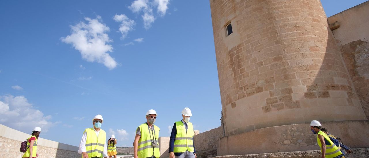 El alcalde, el edil de Patrimonio Histórico y el director de la obra, durante la visita a la fortaleza. El alcalde, el edil de Patrimonio Histórico y el director de la obra, durante la visita a la fortaleza.
