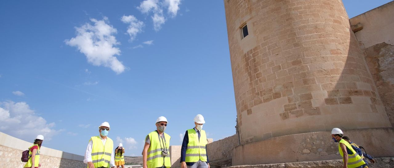 El alcalde, el edil de Patrimonio Histórico y el director de la obra, durante la visita a la fortaleza.