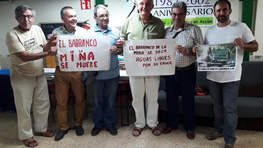 Miembros de Turcón con carteles alusivos al barranco de La Mina