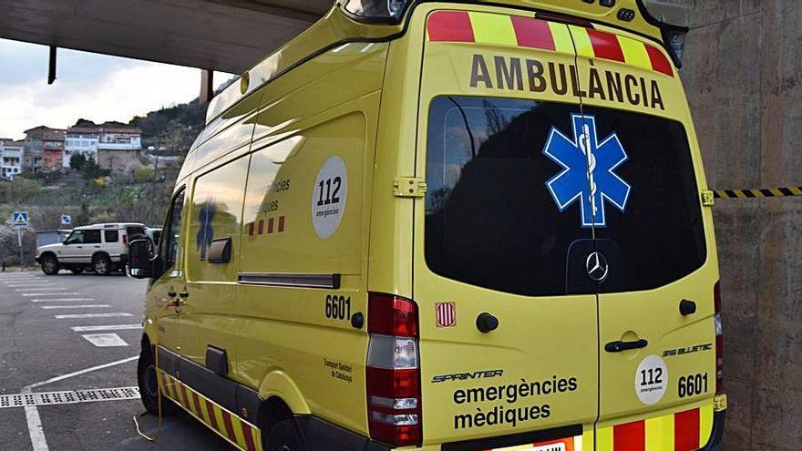 Ambulància del SEM aparcada al seu lloc a l&#039;Hospital Comarcal Sant Bernabé de Berga