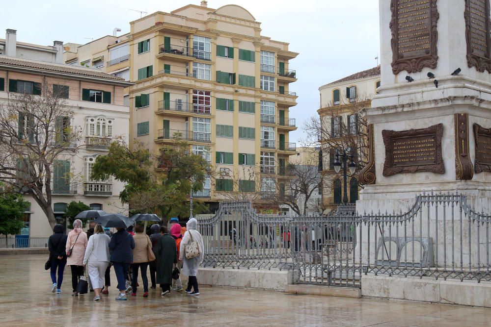 Hasta 4.000 turistas llegados en dos cruceros han pasado una jornada marcada por la lluvia este martes, durante su escala en la capital de la Costa del Sol