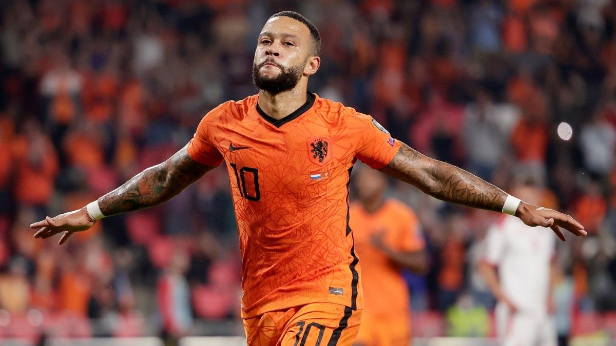 Depay celebra el primero de sus goles