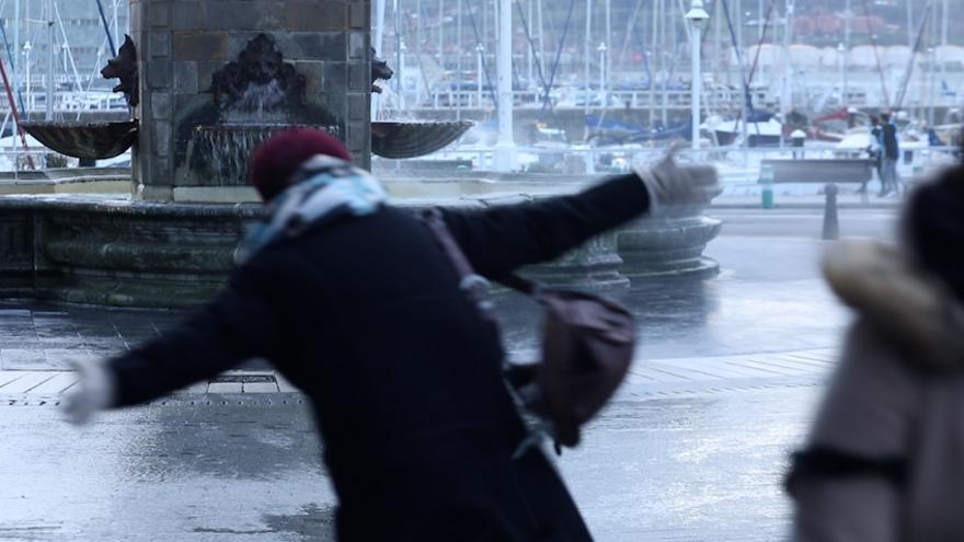 La borrasca "Bella" a punto de llevarse a los paseantes en Gijón