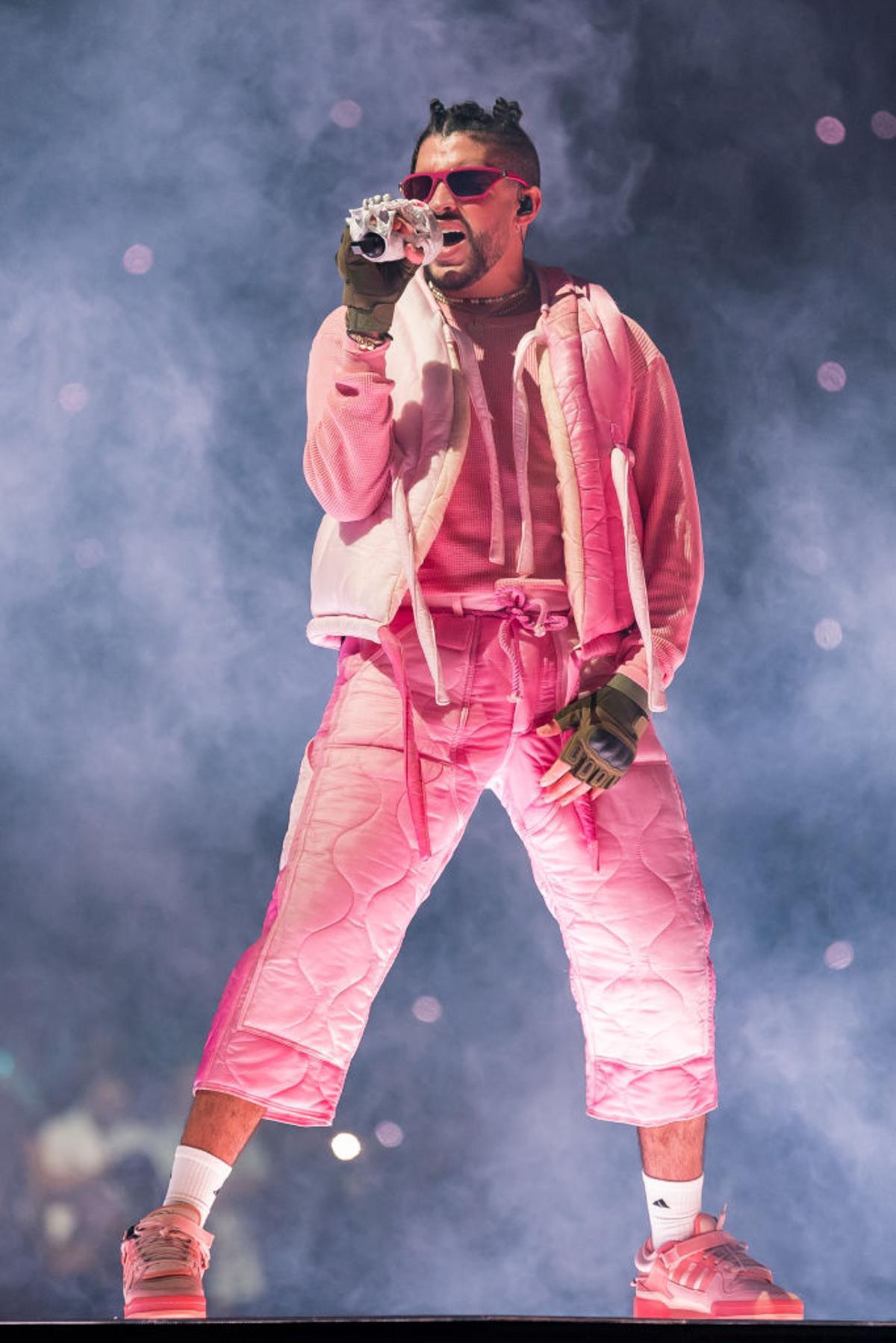 Bad Bunny, en un concierto luciendo sus propias zapatillas Adidas
