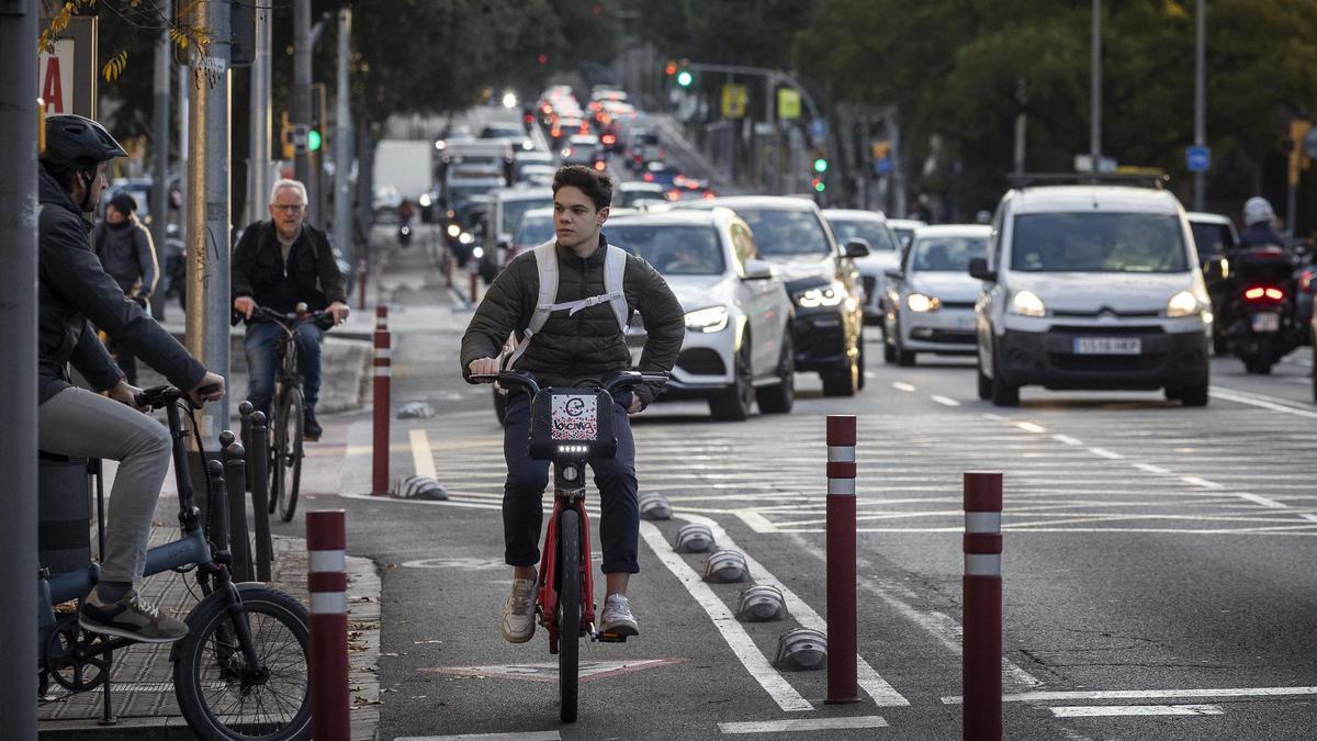 Carril bici en la Via Augusta, en Barcelona.