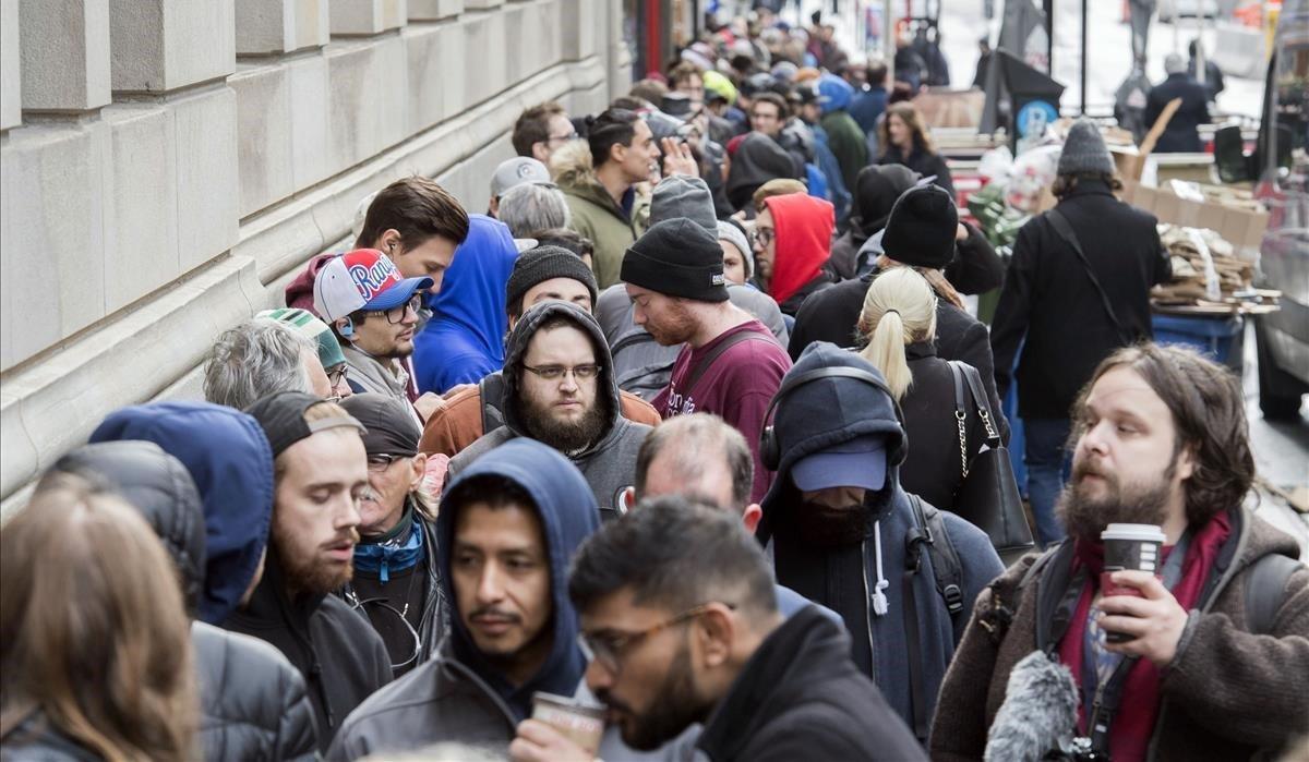 zentauroepp45500317 people wait in line to purchase legal cannabis products outs181017195921 zentauroepp45500317 people wait in line to purchase legal cannabis products outs181017195921