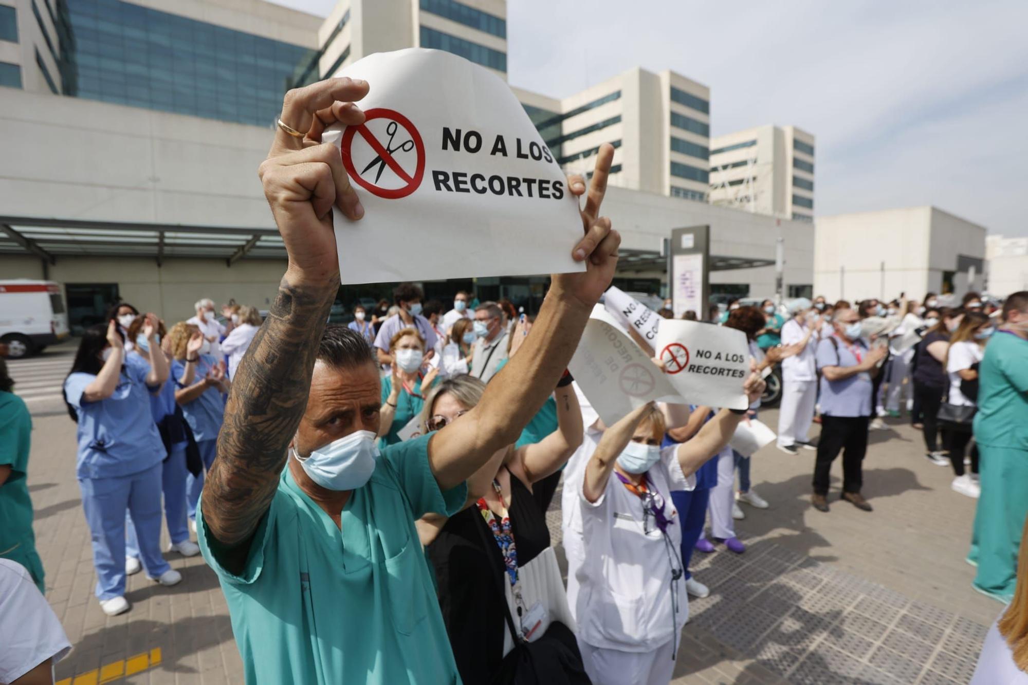 Personal sanitario protesta ante la falta de "transparencia" en la bolsa de Sanitat