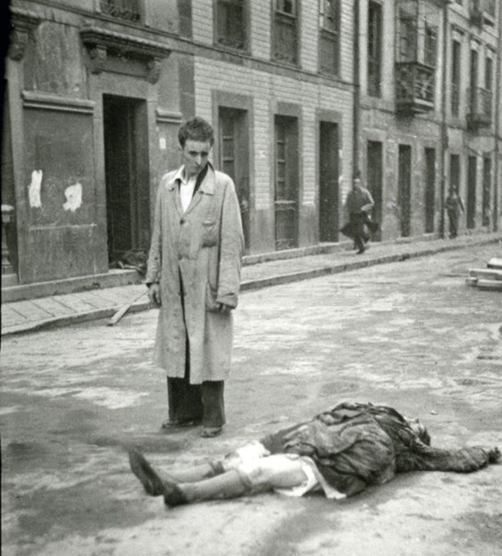 Un hombre ante el cadáver de una mujer en San Bernabé. |  LNE / Museo de Bellas Artes / Florentino López