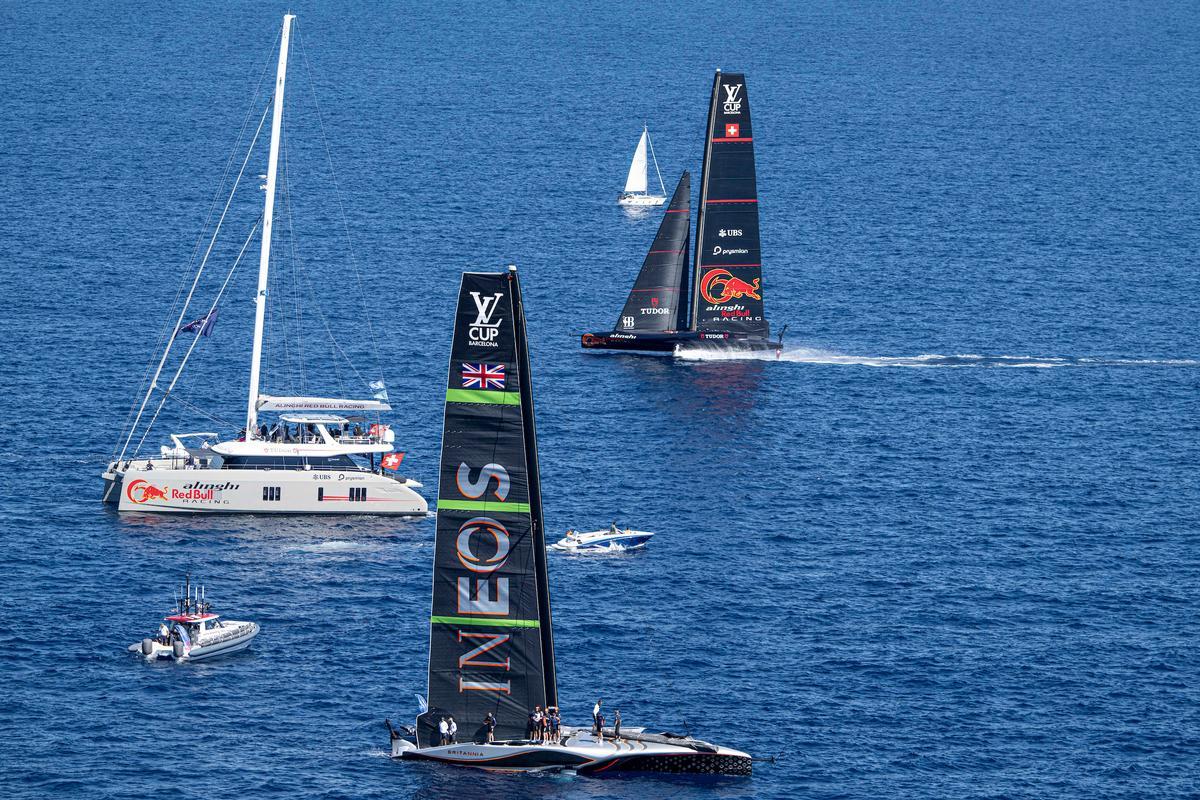 Los barcos de Ineos Britannia y Alinghi Red Bull Racing, este sábado en las semifinales de la Louis Vuitton Cup.