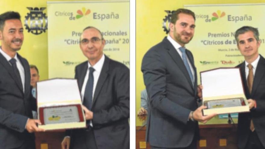 El periodista Sergio Gómez Moya (izquierda) recibe su premio de manos de Fermín Sánchez, director general de Gruventa. En la imagen de la derecha, el también galardonado Juan Francisco Zambudio, acompañado de Miguel Ángel del Amor, consejero de Agua, Agricultura, Ganadería y Pesca