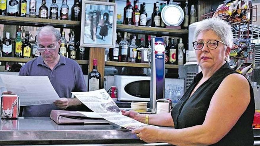 Mita y Tolo Ramis Ferrer, responsables del bar Cristal, ayer en la ´llonguetada´ de despedida.