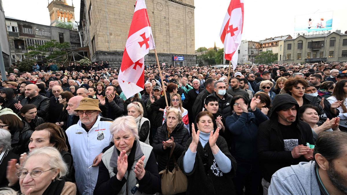 Georgian pro-government supporters take part in a rally in central Tbilisi, on April 30, 2023. (Photo by Vano SHLAMOV / AFP)