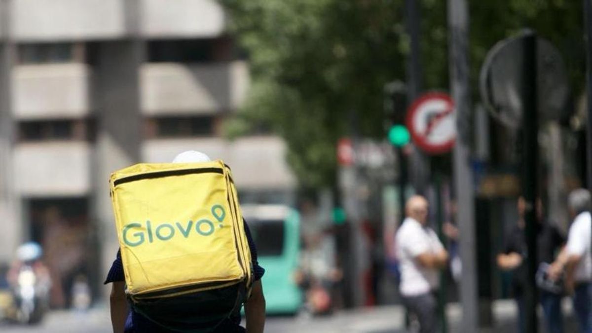 Un repartidor de Glovo pedalea por la Gran Vía de Murcia.