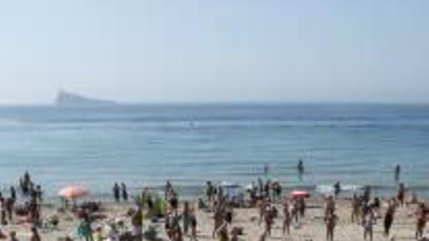 Una mujer en la playa de Benidorm.